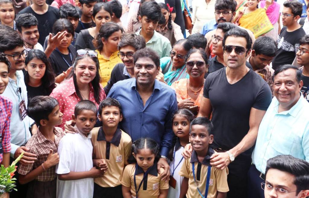 Bollyydotcom's tweet photo. JOSH Foundation’s And Mithibai College Students Join Hands For A Human Chain Ahead Of World Deaf Day #JoshFoundation #MithibaiCollege #WorldDeafDay #JohnnyLever  https://t.co/S1RtBAPtL8 https://t.co/cyOontH2Ib