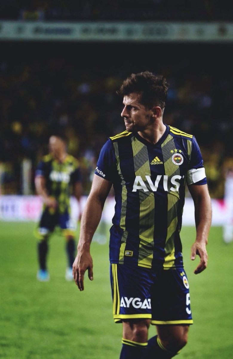 sarilaciapp's tweet photo. Türkiye topraklarının yetiştirdiği en iyi orta saha, Galatasaray’ın kocası, Fenerbahçeliler’in sevgilisi, çim sahaların efendisi, adam gibi adam Emre Belözoğlu! https://t.co/w3Ov5fNTL5