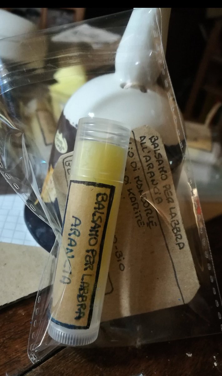 AromiGli's tweet photo. Prodotti per la cura del corpo naturali e fatti a mano; più info/more info ➡ https://t.co/BN0qgIgfXl
#lipstick #mouthsoaping #Vegan #veganlife #natural #naturalbeauty #bio #ecofriendly #gliaromidicleopatra👁 #lifacciamonoi🍃 #healthcare #lips #lipscure #almondoil #karite https://t.co/bgmkGqlCTk