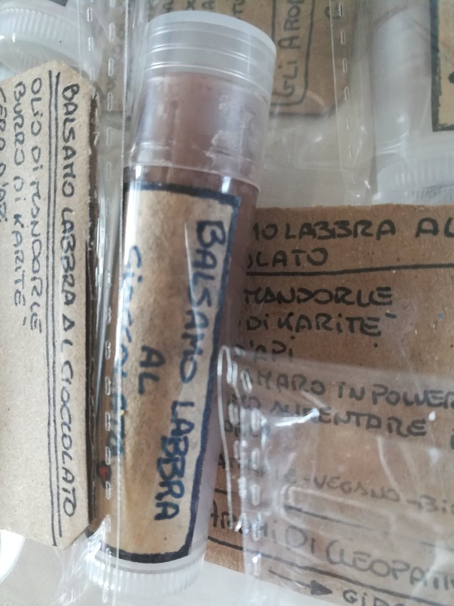 AromiGli's tweet photo. Prodotti per la cura del corpo naturali e fatti a mano; più info/more info ➡ https://t.co/BN0qgIgfXl
#lipstick #mouthsoaping #Vegan #veganlife #natural #naturalbeauty #bio #ecofriendly #gliaromidicleopatra👁 #lifacciamonoi🍃 #healthcare #lips #lipscure #almondoil #karite https://t.co/bgmkGqlCTk