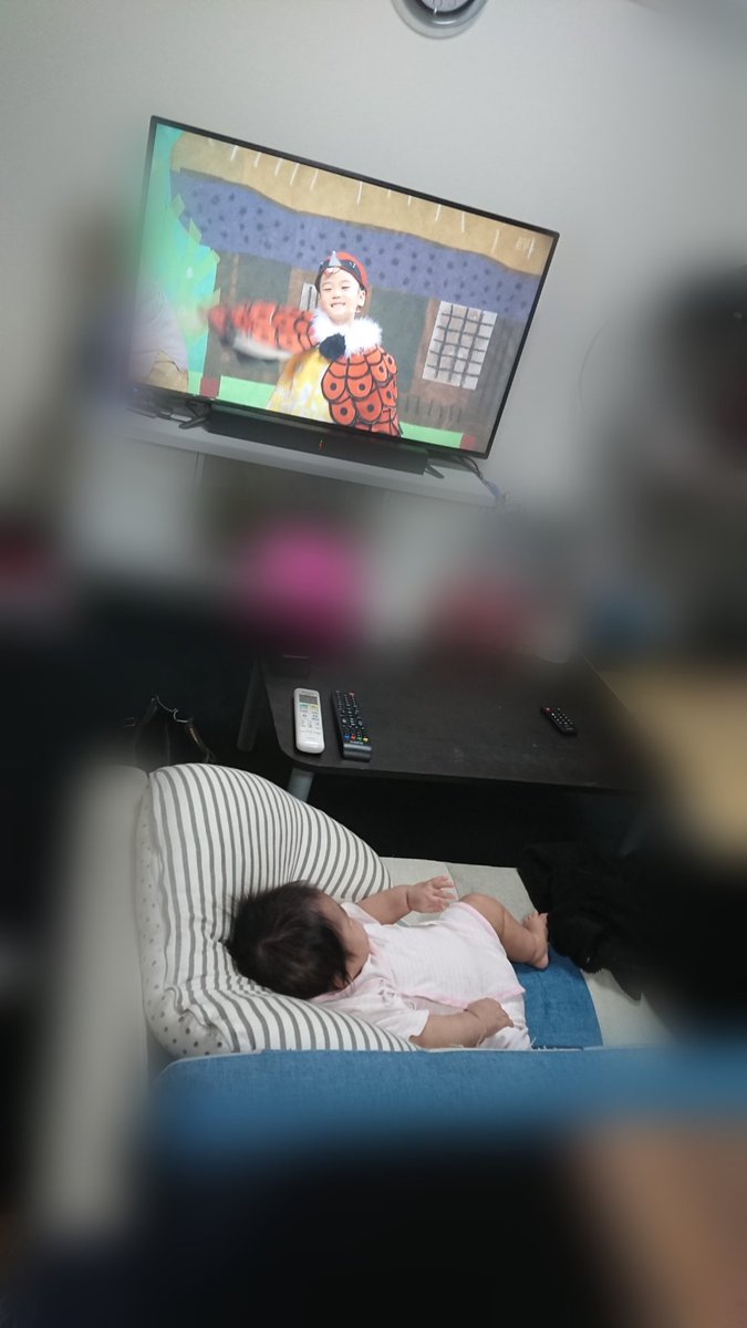 彩空さんずっとテレビ見てる。笑
理解してんのか知らんけど
何となく子供向けの。。。笑
でもたまにワロてるし
ハズレではない。笑
ニュースでもずっと見てるし。笑
私一人やったらテレビなんか
ゲームする以外付けへんけど
最近彩空さんの為に付けること
増えた(  ˙-˙  )