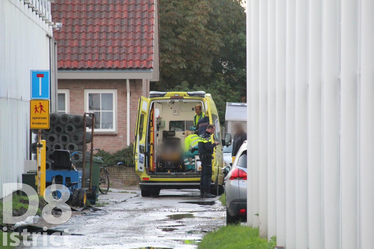 RedactieD8's tweet photo. De traumahelikopter is vanochtend gealarmeerd voor een medische noodsituatie op het #Groenepad in het kassengebied van #Kwintsheul. Bij aankomst van de ambulance kon de helikopter afgemeld worden. https://t.co/NmPwYjrYk4