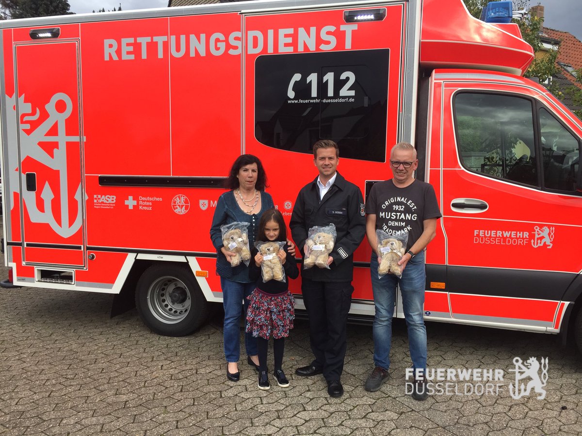 BFDuesseldorf's tweet photo. Zum 10. Mal spendete der Siedler- und Heimatverein #Tannenhof e.V. 150 neue #Teddybären. Die kleinen Helfer spenden den jüngsten Mitgliedern unserer Gesellschaft in schwierigen Situationen Trost &amp; schenken in ungewohnter Umgebung etwas Vertrauen. Die #FwDus sagt herzlichen Dank! https://t.co/1iGGIvuySZ