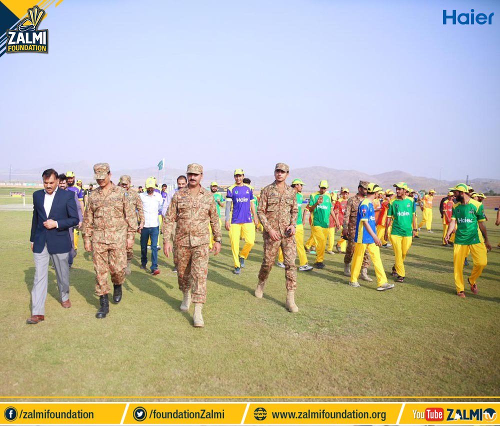 PeshawarZalmi's tweet photo. ZML players having a light hearted moment with the Army Officials in Miranshah, Waziristan. ⚡

Cricket is in our blood. 🔥

#ZML3 #YellowStorm #HumZalmi https://t.co/uvE4cPrpYD