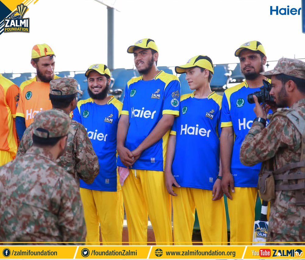 PeshawarZalmi's tweet photo. ZML players having a light hearted moment with the Army Officials in Miranshah, Waziristan. ⚡

Cricket is in our blood. 🔥

#ZML3 #YellowStorm #HumZalmi https://t.co/uvE4cPrpYD