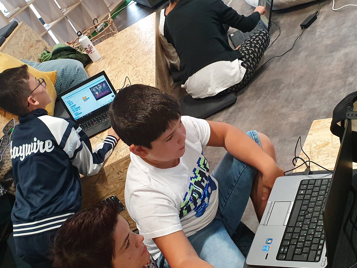 ated4kids's tweet image. 🚀🚀 Primissimo incontro a Mendrisio di programmazione 
🌟🌟 Bellissima location .... tutti giù per terra 🤣🤣🤣
#CoderDojoLugano #kids #coding