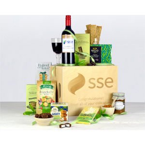 🎄Check out our fantastic range of personalised hampers on offer, Starting from  £27.93. BOOK YOUR ORDER EARLY > ow.ly/2cdw50wrVBC #FridayFeeling