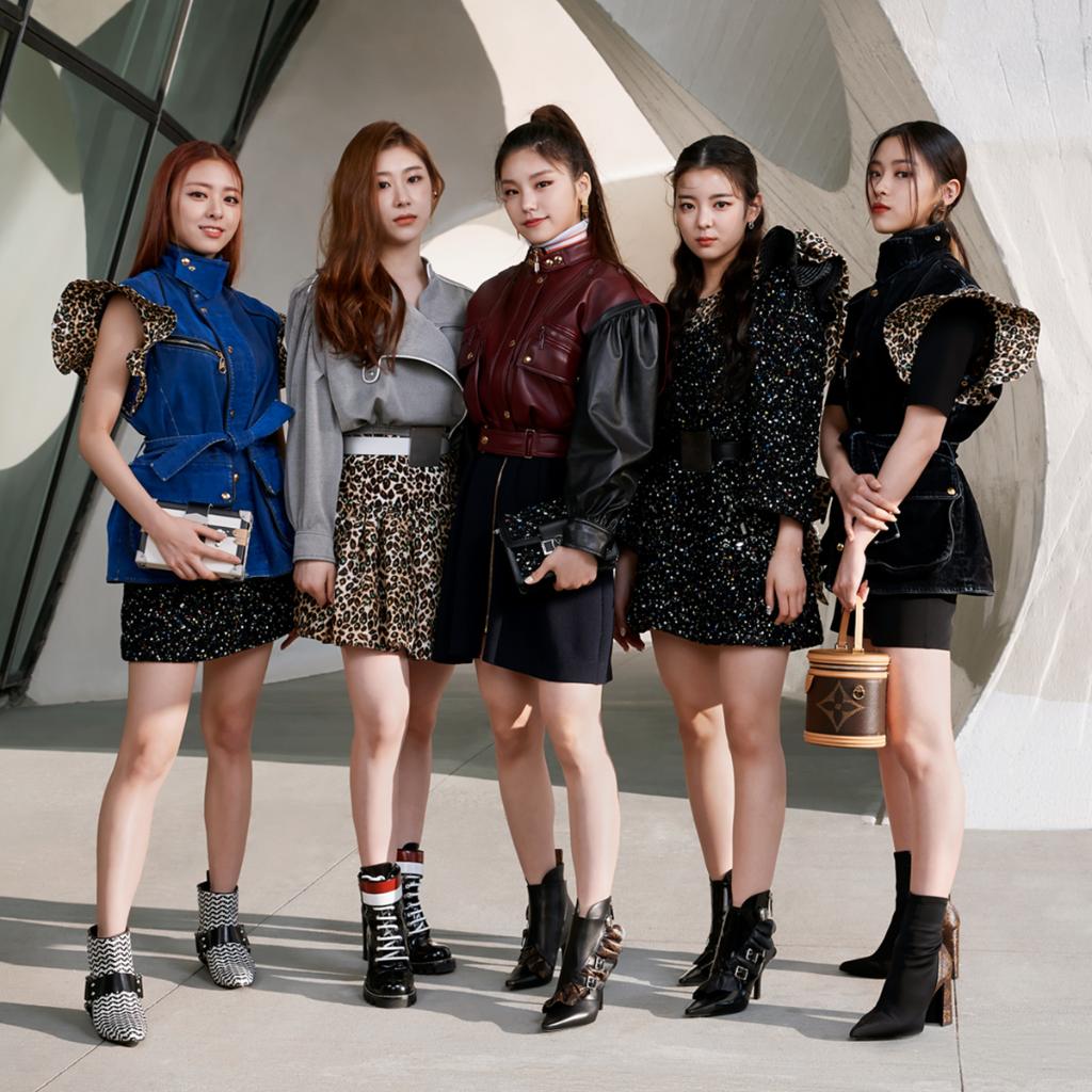 Louis Vuitton on X: .@ITZYofficial is in Paris for the #LVSS20 Show. Ask  the K-Pop group anything about their trip and the #LouisVuitton Fashion  Show with the hashtag #AskItzy  / X