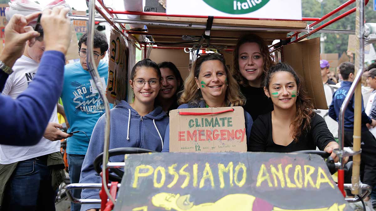 lifegate's tweet photo. Miriam Martinelli, attivista per il clima dei #FridaysForFuture, ci ha aperto le porte (e il cuore) per raccontarci cosa l'ha spinta, insieme a milioni di altri ragazzi a rimboccarsi le maniche per costruire un futuro migliore. https://t.co/sTPKHY0M5f https://t.co/Niy7gc9yKK