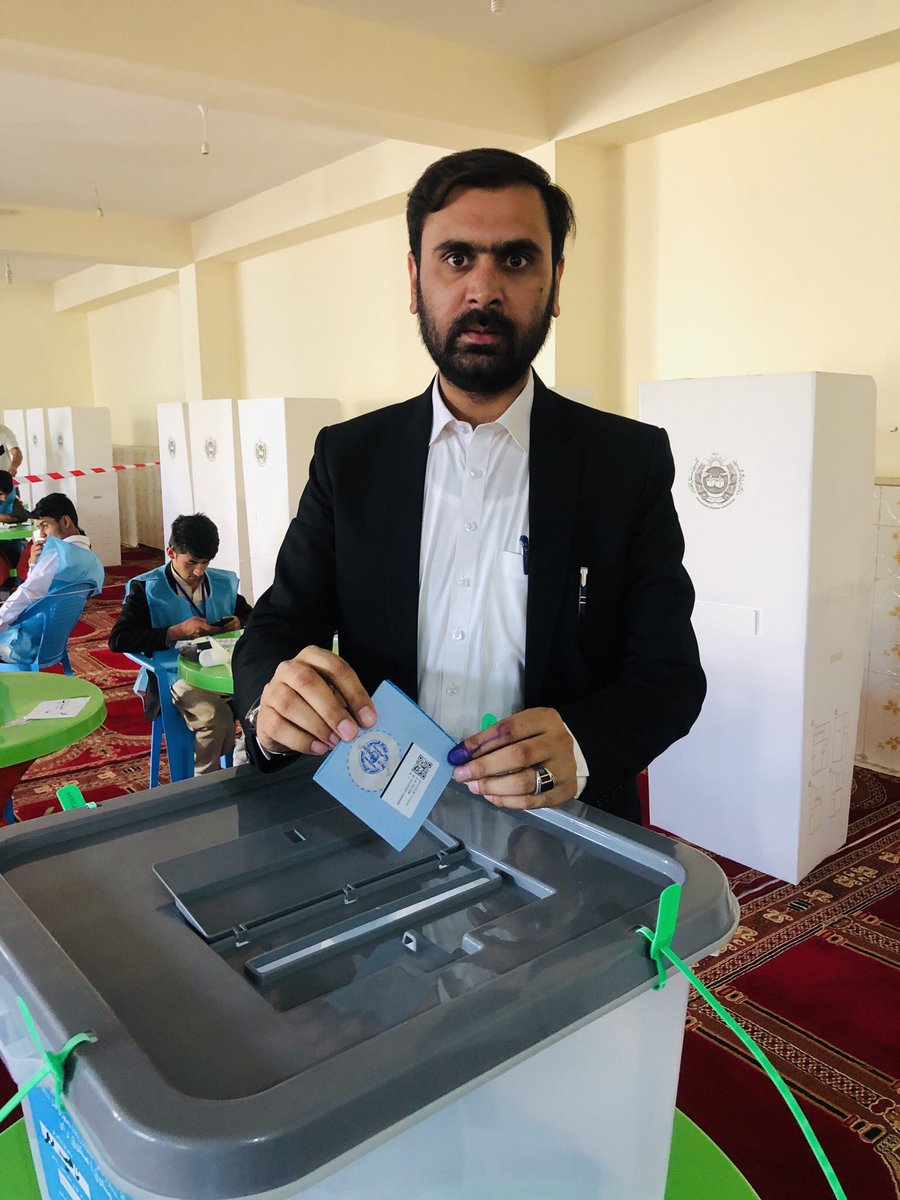 atta_fida's tweet photo. ما خپله رایه دامن په فضا کی وکاروله خپل مسولیت او حق می ادا کړ او هیڅ نوعه امنیتی ستونزه سترګو ته را نغله. تاسو هم راشی او خپل مسوليت ادا کړی.
مونږ ګټونکی يو.
#Afghanistan
#AfghanElections2019
#vote4ghani https://t.co/bfuojYYjaL