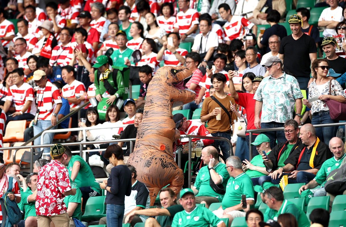 rugbyworldcupjp's tweet photo. ⚠️試合会場に恐竜出没中⁉️⚠️

#RWC2019 #JPNvIRE #RWC静岡 https://t.co/YbNypyGIP2