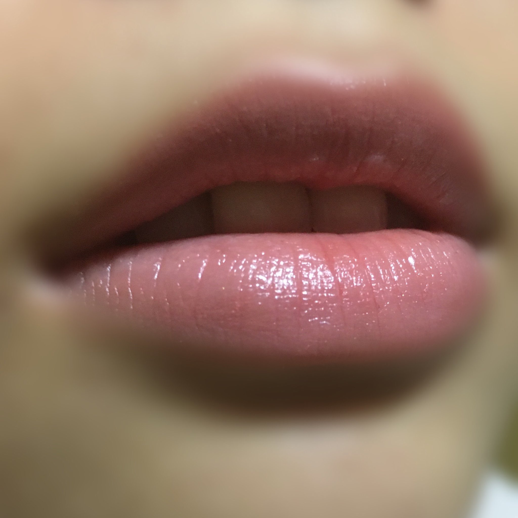 れい 素の唇の色が濃くて リップが淡い ミルキーピンクに発色しない人へ ルアン プリュス エッセンスグロウルージュ 05 白みピンクってモロモロ出やすいけど これは全然そんなことなく 色味だけでなく使い心地も最高という メイベリンよりこっち