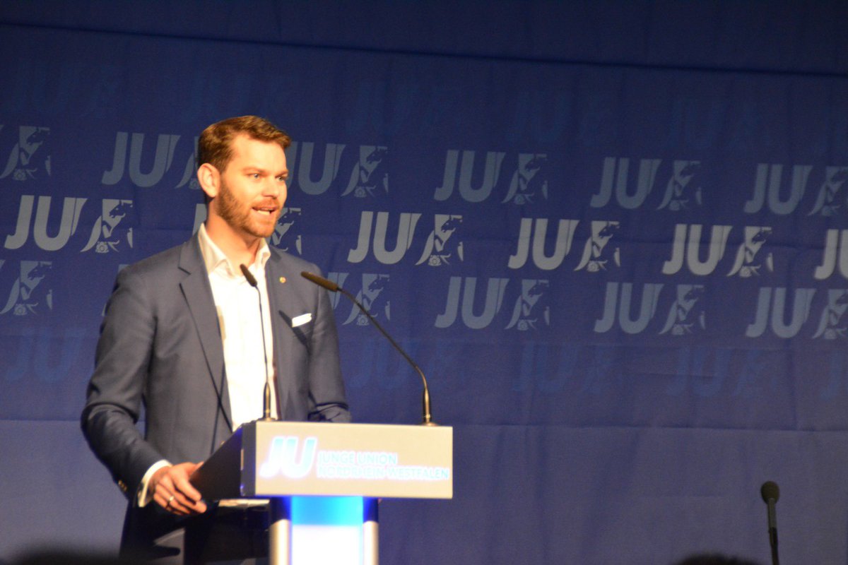 JU_NRW's tweet photo. Eine Starke Rede von @flobraun ! „Liebe Caviar Sozialisten, wenn Ihr die SPD unter 10% bringen wollt, macht genauso weiter! #farbebekennen #nrwtag19 #junrw https://t.co/fkYGQUQOhW