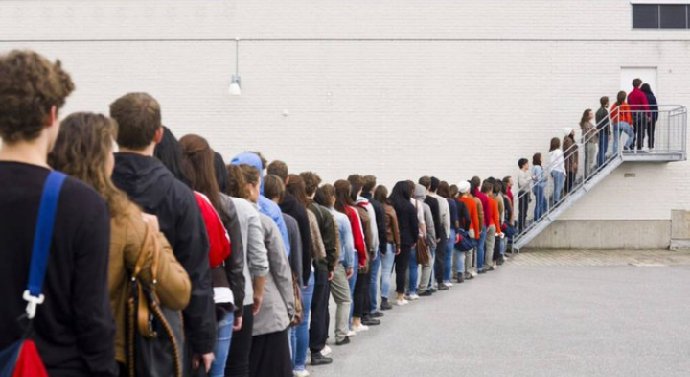Tee_Classiquem1's tweet photo. A rare photo of Nigerians waiting for mike to counsel them after the #Bbnaija show.. https://t.co/keHQw39QqY
