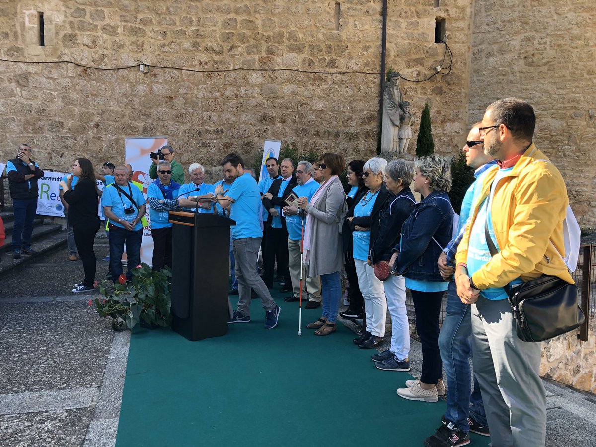 AGFdeaf's tweet photo. En Oña (Burgos), lectura del manifiesto de @CNSEinfo por el representante de #FAPSCYL para visibilizar nuestras demandas y reivindicar nuestros derechos con el lema #lacausaquenosune Feliz #DIPS2019! https://t.co/K2C96l8YkS