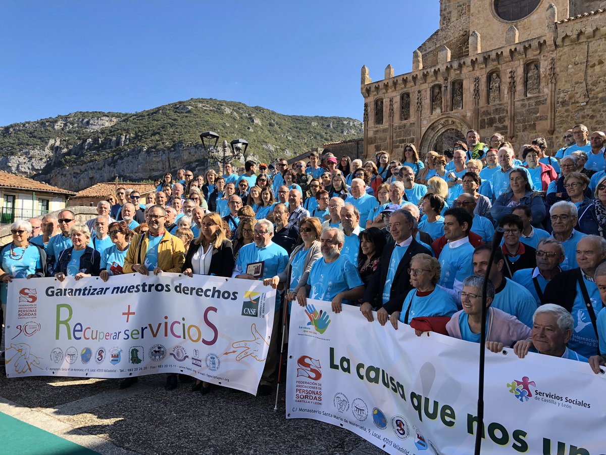 AGFdeaf's tweet photo. En Oña (Burgos), lectura del manifiesto de @CNSEinfo por el representante de #FAPSCYL para visibilizar nuestras demandas y reivindicar nuestros derechos con el lema #lacausaquenosune Feliz #DIPS2019! https://t.co/K2C96l8YkS