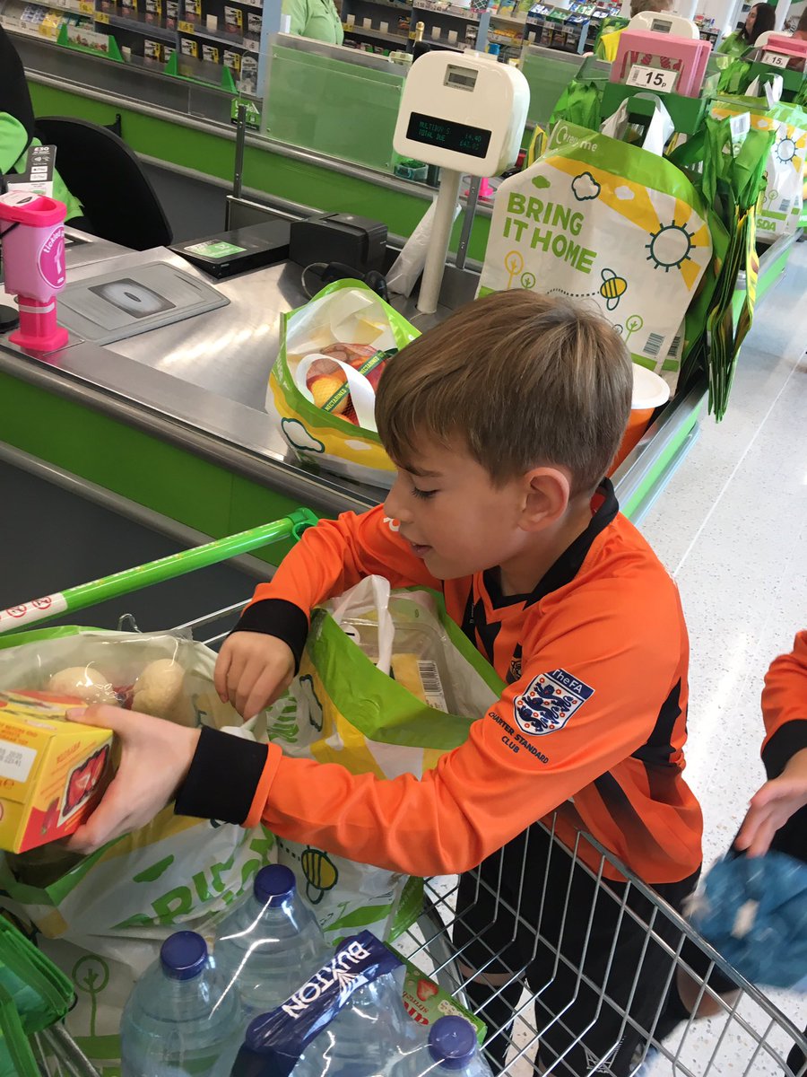 HykehamTigersFC's tweet photo. 🐯Tigers in action 🐯

Players are bag packing @AsdaNHykeham ⚽️

Great work #TeamTigers 🐯 https://t.co/Yrt2ZhvNvV