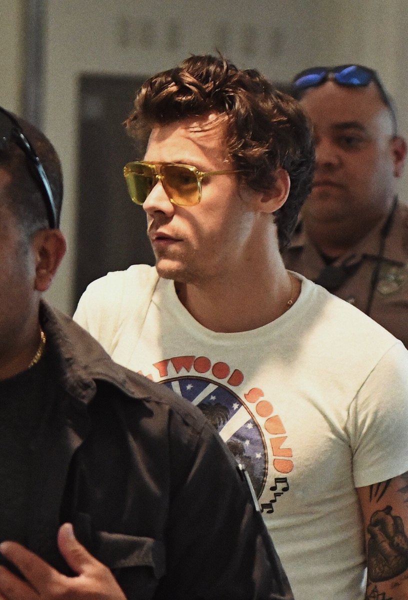harrymoonchild's tweet photo. Harry's airport style is always so on point https://t.co/yaysxKEEgs