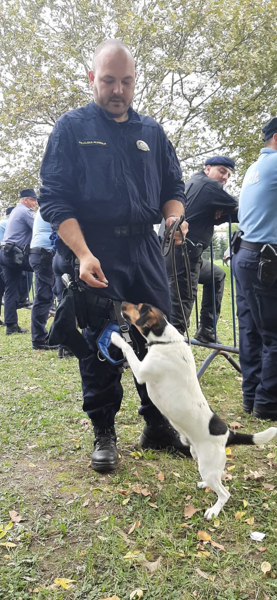 mup_rh's tweet photo. Neki skupljaju energiju za vježbu ☺️#Gablec #danpolicije #samoplavo https://t.co/H0HBKJYsLy