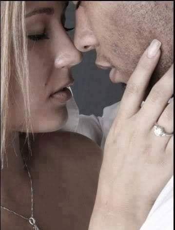 Пальчиком по щеке. Прикосновение к щеке девушки. Мужские руки обнимают. Целует пальцы. Прикосновение к щеке мужчины.