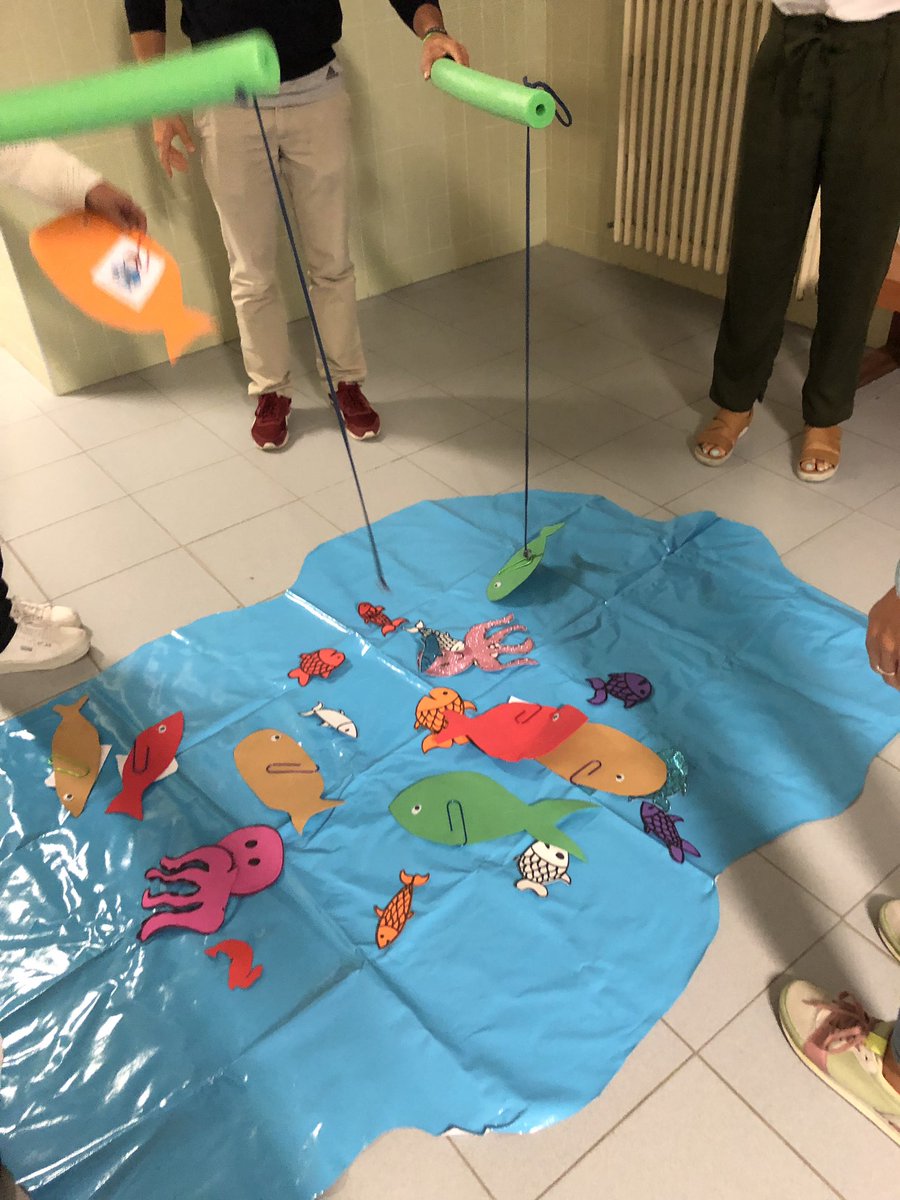 Iniciamos la jornada Patios y Parque Dinámicos jugando. 
 Carlos García Junco y Gey Lagar y un montón de profes trabajando por una educación mejor para todos en Valladolid