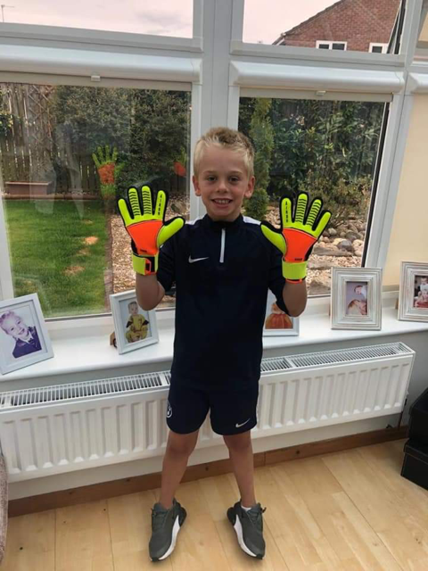 🧤 Check out our happy chappy Evan wearing his Airor gloves!
-
✔ Remember all sizes available - size 3 - 12. 
👇 Buy yours here. Starting at ONLY £19.99
-
airorsports.co.uk
-
📩 sales@airorsports.co.uk
