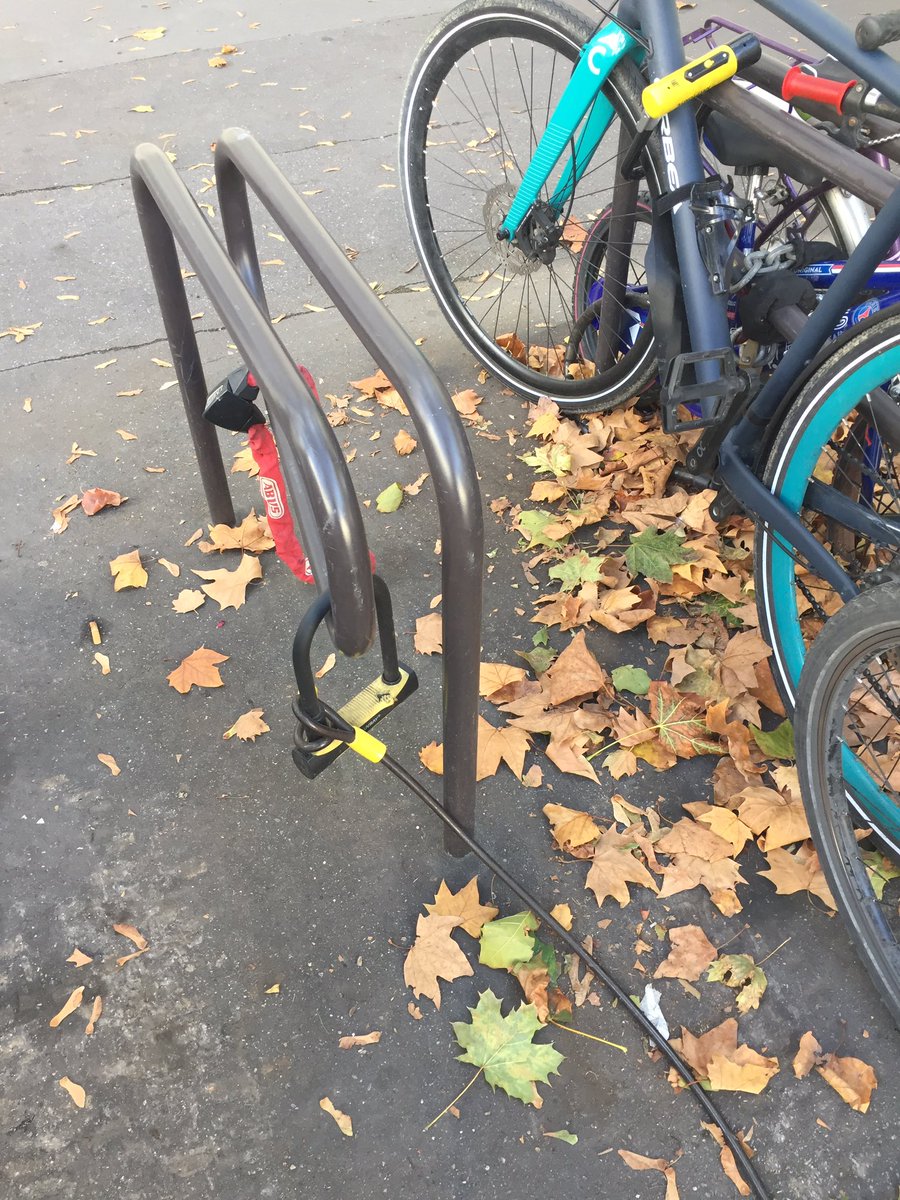 raphaelleberg's tweet photo. Tremblez cyclistes ! Votre système d’attache de votre vélo n’est jamais assez secure !!!! On veut des #velobox !!! Marre de se faire chourrer nos vélos ! #cestpasmonvelo https://t.co/Zeo1nKlnKX