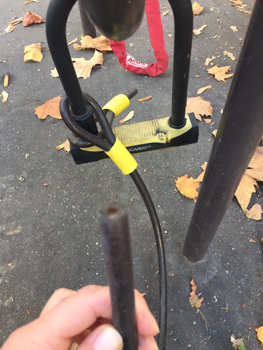 raphaelleberg's tweet photo. Tremblez cyclistes ! Votre système d’attache de votre vélo n’est jamais assez secure !!!! On veut des #velobox !!! Marre de se faire chourrer nos vélos ! #cestpasmonvelo https://t.co/Zeo1nKlnKX