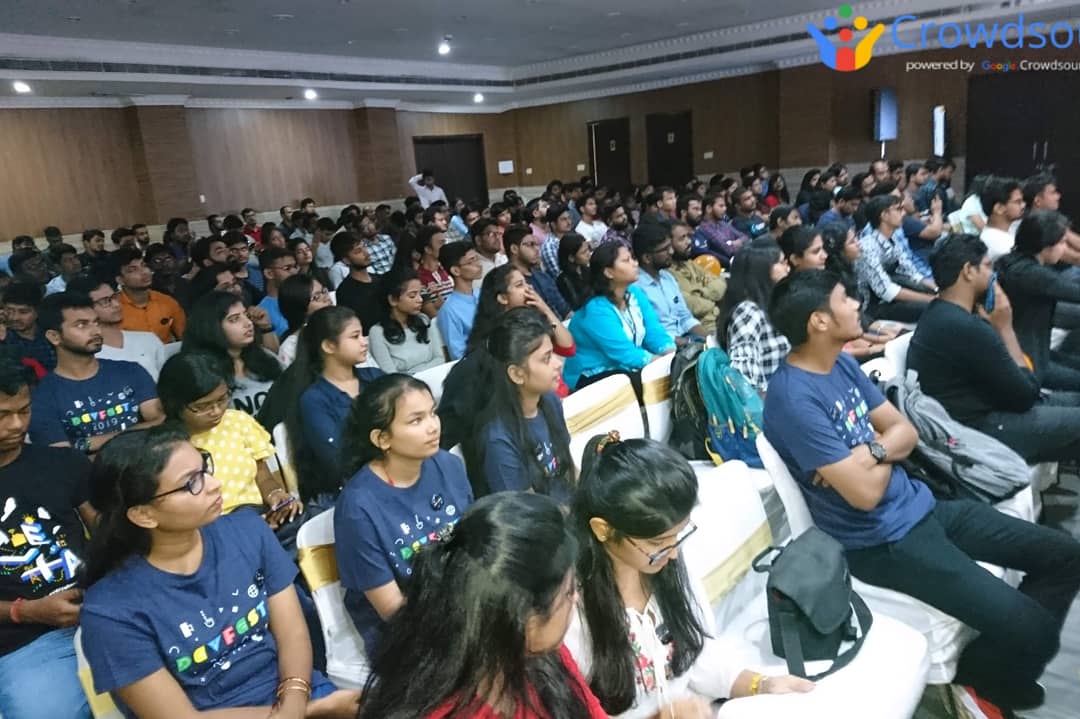 GoogleCS_Odisha's tweet photo. Round Glimpse of the talk session at #DEVFEST2019.The session was evoked with basics of #ML and #AI.Then further the dots were joined with how #ML can be improved with human effort with Crowdsource.
#crowdsourcebygoogle 
#googlecrowdsource 
#ShareYourWorld 
#happycrowdsourcing https://t.co/53ye3yZo6I
