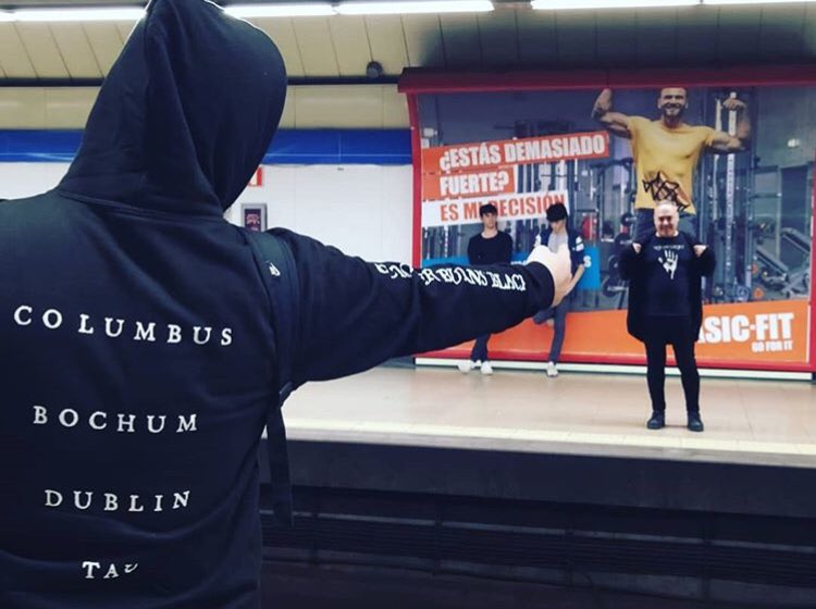 Sounds like it was a great night for @ThenComesS #ThenComesSilence in #Madrid with a chance railway #Tshirt and #hoodie encounter #goth #darkmusic #railwaymusic #waitingforthetrain #alternativemusic