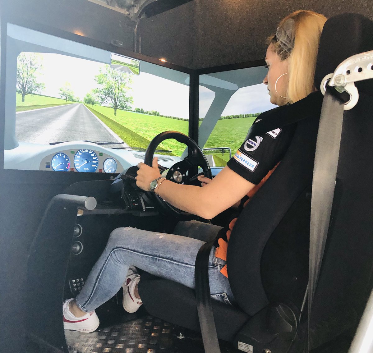 FrankWoest's tweet image. Ambassadrice van de TVM Awards, @hendrikshelene neemt bij de eerste halve finale van het NK Veiligste Chauffeur in Rijssen de proef op de som en test haar reactievermogen achter het stuur... Toegegeven, het valt niet tegen ;)