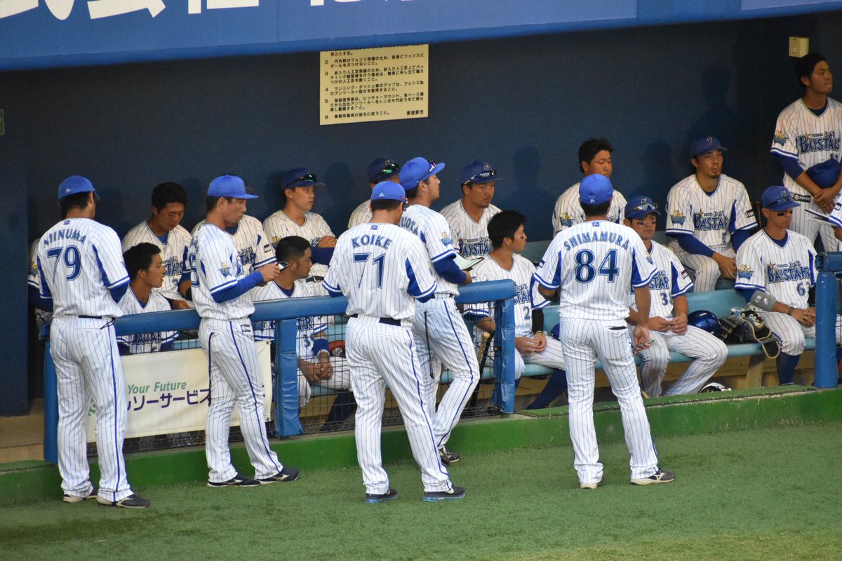 ばふぁろうず V Twitter 横須賀スタジアムは13対9で埼玉西武ライオンズが横浜denaベイスターズを下しました ベイスターズの反省会の様子です 元オリックスの赤間謙投手と嶋村一輝打撃コーチの姿もありました 横浜denaベイスターズ Baystars 横浜優勝 赤間謙