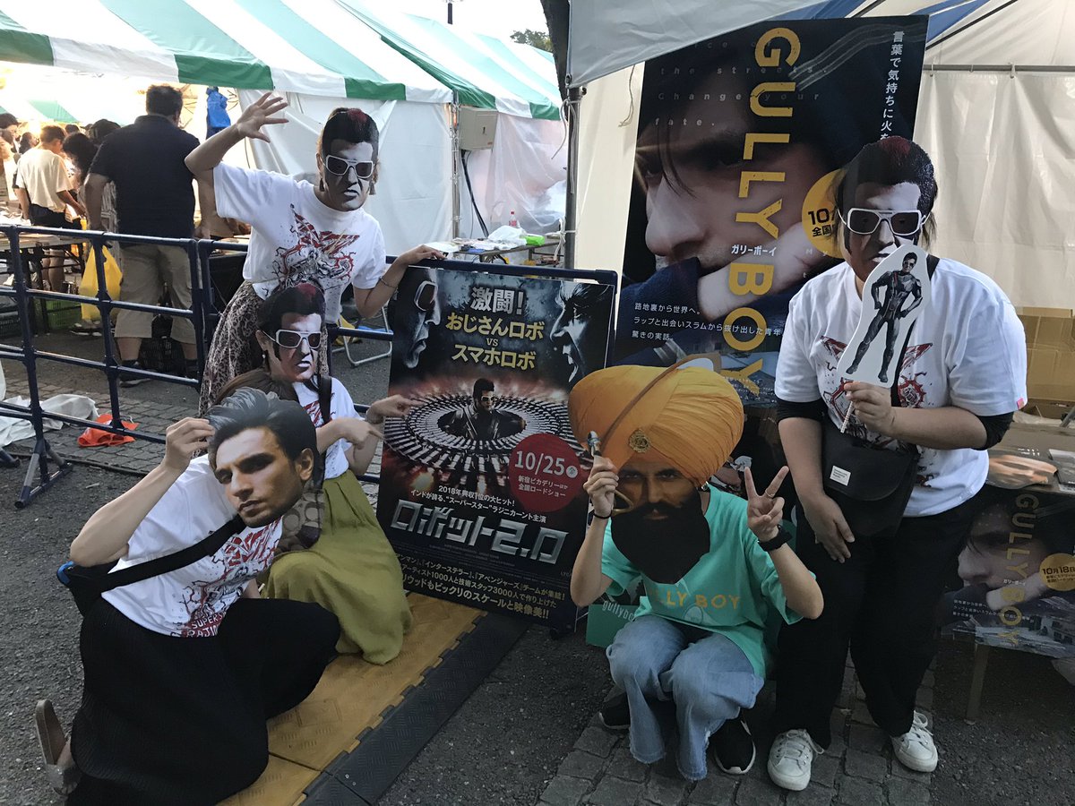 gullygullymein's tweet photo. #ロボット2 ご一行様と遭遇😄 #ガリーボーイ と奇跡のコラボ実現しました📷✨ お互いヒットしますように🙌 #ナマステインディア2019 https://t.co/Xixdasac7b