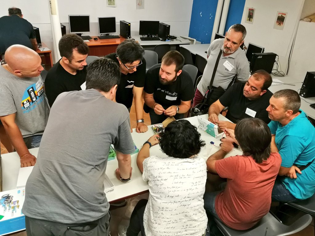 scratchcatala's tweet photo. En marxa les sessions sobre #pensamentcomputacional, @scratch 3.0, @makeymakey, @microbit_edu, @makeblock... Un munt de reflexions interessants! #ScratchEdMeetup #programació #robòticaeducativa https://t.co/bkxQ8gKkrk https://t.co/zL6NpgSVcr