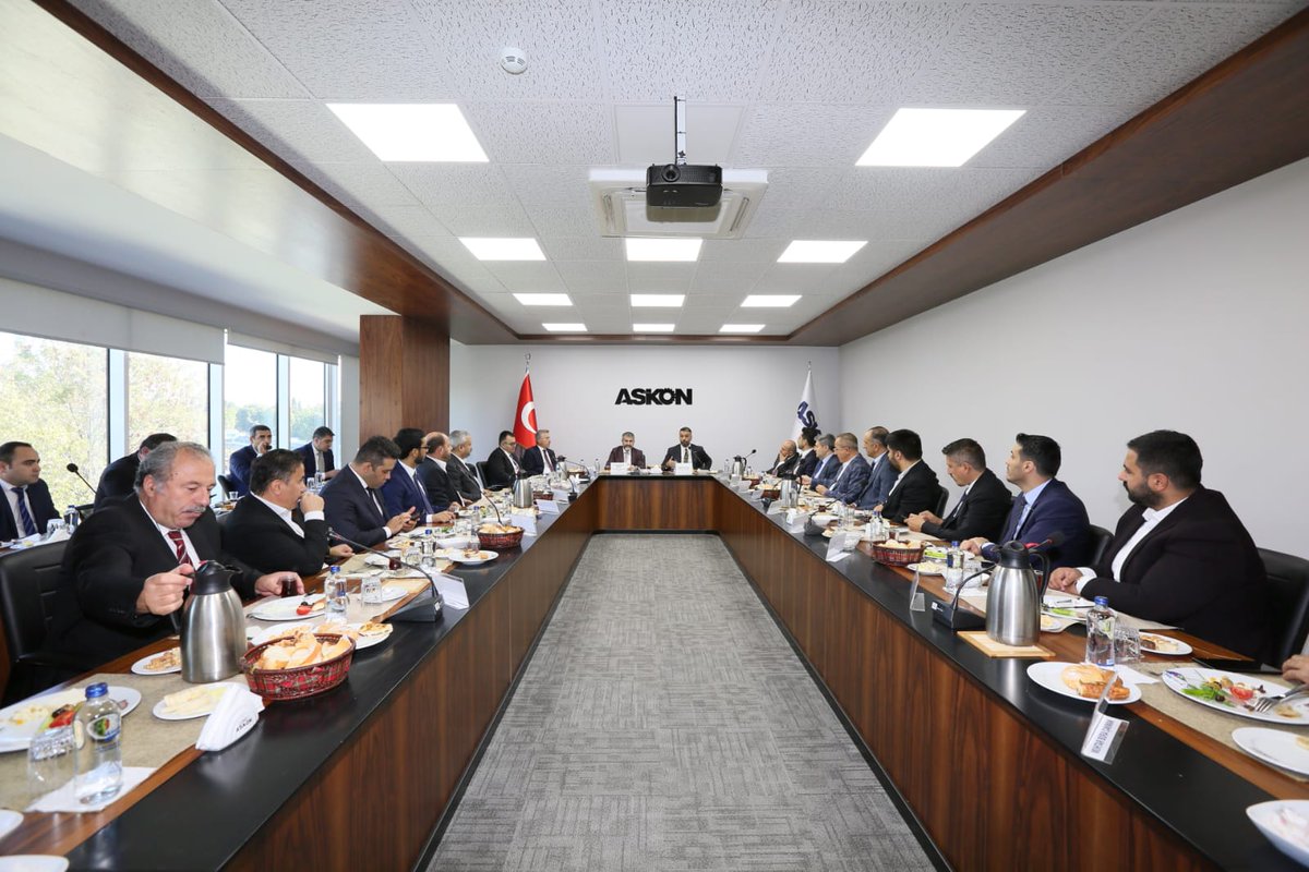 Hazine ve Maliye Bakan Yardımcısı çok kıymetli devlet büyüğümüz Sn. Dr. Nureddin Nebati Beyefendiyi ASKON'da ağırlayarak, bakanlık çalışmaları hakkında çok kıymetli bilgiler edindik. Bizlerle bu hoş ortamda birlikte olan Sayın Bakan Yardımcımıza çok teşekkür ederiz.