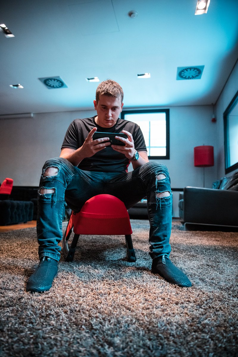 ESL's tweet photo. Our players are getting ready for the Vodafone #5G #ESLMobileOpen today! 

16 fantastic @asphalt players will be competing for a 45,000€ prizepool here at @MilanGamesWeek 🏆

Tune in at 👇
https://t.co/nPUmOPgEwp https://t.co/0lJpJU0fEI