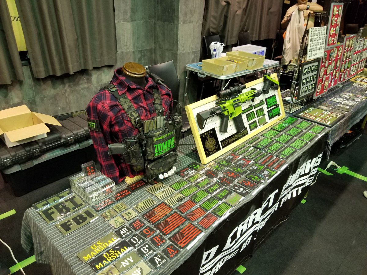 MilitarysMAYDAY's tweet photo. NMM2階にご出展のー!
D CRAFT WORKSさまー!!
オリジナルのワッペンが沢山!!
血液型なんて面白いですね!
メディーック!!( 」`Д´)」エーガタイソゲー!!
#MILITARYSMAYDAY #大須 #名古屋 #サバゲー https://t.co/QupEPeitUM