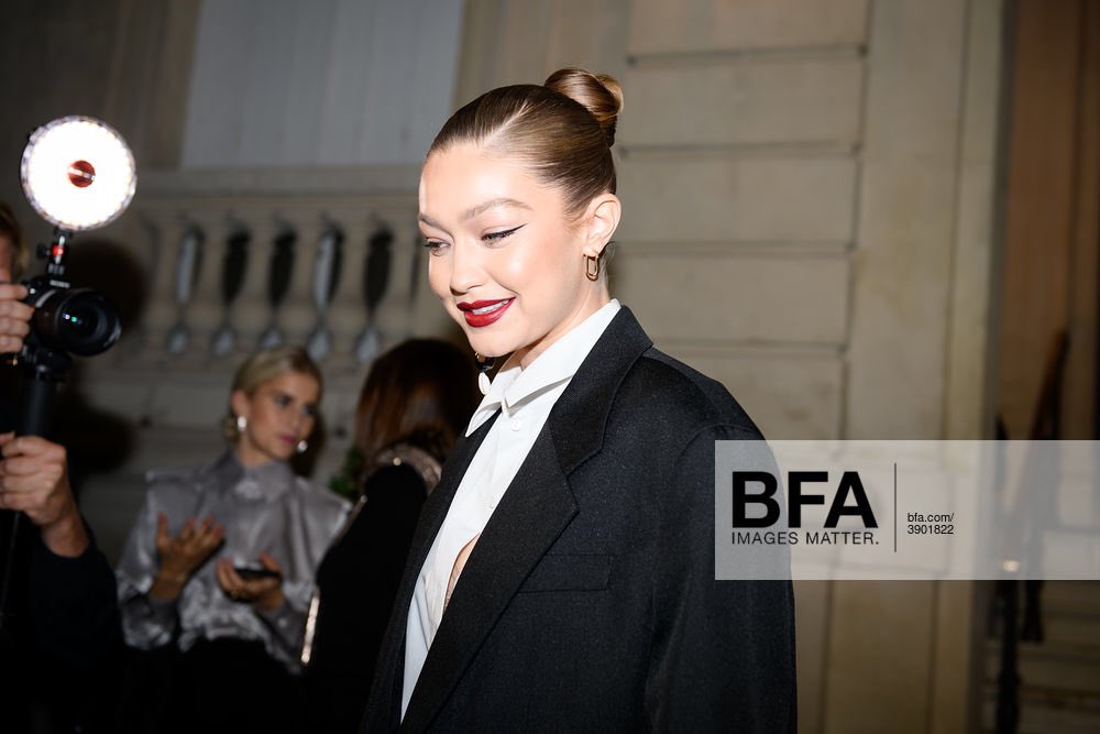 GigiHadidMedia's tweet photo. Gigi Hadid alla The White Shirt Exhibition per la presentazione della #TributeToKarl collection a Parigi (25.09) #PFW
https://t.co/vY6TmL2s9M https://t.co/p1vXPA0tQS