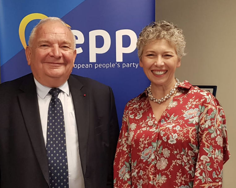 🇪🇺 Ho incontrato a #Bruxelles il presidente del <a href="/EPP/">EPP</a> <a href="/JosephDaul/">Joseph Daul</a> a cui ho illustrato il programma politico di <a href="/italiamadre/">italiamadre</a>. 
Ritengo il #PPE fondamentale, perchè serve una forza centrista solida ed europeista non solo in ambito europeo, ma anche in Italia.