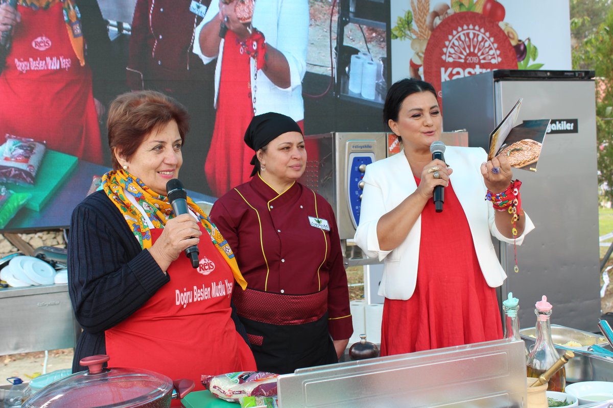 Kastro_fest's tweet photo. Yemek dünyasının sevilen ismi Ayşe Tüter ve Yerel Şef Havva Yurdagül “Geleceğe Miras Tatlar: Siyez Bulguru” konulu gastroshowu ile festival katılımcılarını geçmişten geleceğe uzanan keyifli bir lezzet yolculuğuna çıkarıyorlar.

#kastrofest #gastronomi #festival #lezzet #kastamonu https://t.co/J4tcJCxc1h