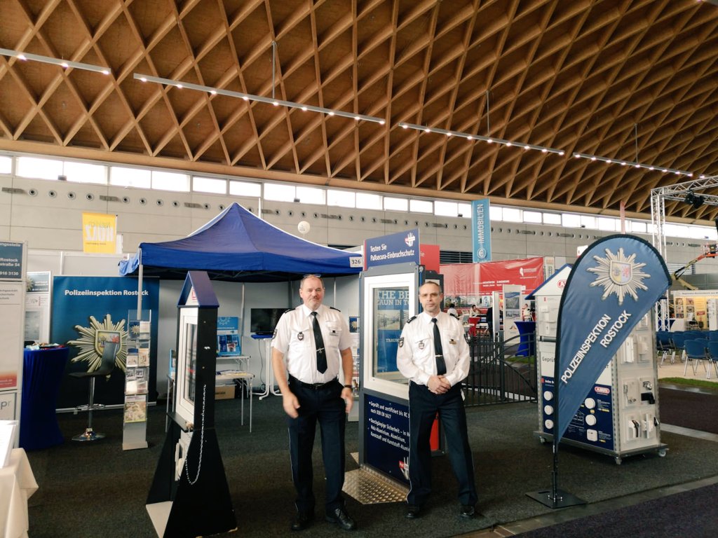 Polizei_MV's tweet photo. 29. #RoBau in #Rostock - #Wir sind mit dabei!

Unsere #Kollegen POK Bartsch und POK Kaatz beraten an unserem #Messestand rund um das #Thema #Einbruchsschutz.

Kommt gerne vorbei und probiert euch mal an den vorbereiteten Fenstern als #Einbrecher aus.

#GemeinsamfürRostock https://t.co/q9wOfpqPqB
