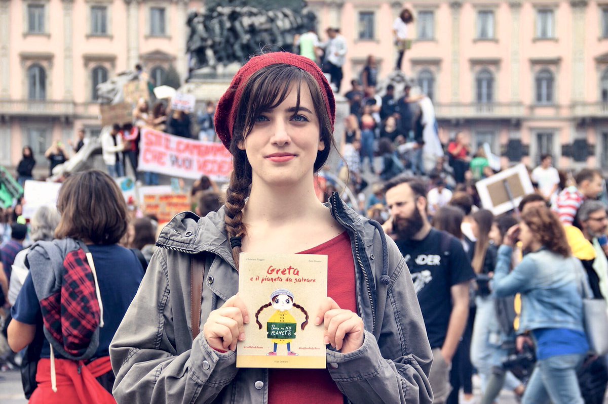 chruggeriTg2's tweet photo. Tra i ragazzi, tanti, stupendi, nelle piazze italiane con @fffitalia c’era #IlariaPerversi la green illustratrice che con me e @GlifoEdizioni ha sfilato con il nostro libro #GretaEIlPianetaDaSalvare x bambini,genitori,insegnanti #educazioneambientale colorata #EarthBookTeam 📚🌳 https://t.co/NfXBv4OD2t