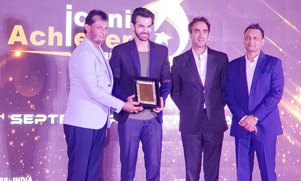 karanvgrover22's tweet photo. Thank u #iconicachieversaward for honoring me the "Most promising TV actor of 2019" 
Makes me wana work harder... 
Thank u team #KahaanHumKaahanTum @SandiipSikcand u deserve this more thn me 🙏🏻
@ms_dipika fr all d support n involvement 😍
@StarPlus @hotstartweets https://t.co/3EVRqjAOeC