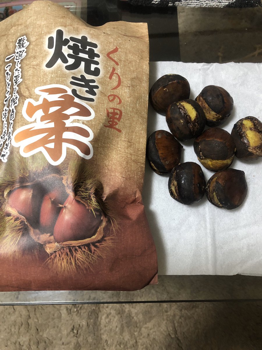 dokusousha7's tweet photo. 丹波篠山市 篠山城の近くで毎年の楽しみ。秋の味覚 栗🌰
焼き栗🌰 種類は銀寄(ぎんよせ)栗
#丹波篠山市 #篠山城 #栗 #焼き栗 #くりの里 #秋の味覚 #銀寄 #tanbasasayama #sasayamacastle
#castletown #chestnut #roastedchestnut https://t.co/IKct3GzQ5j