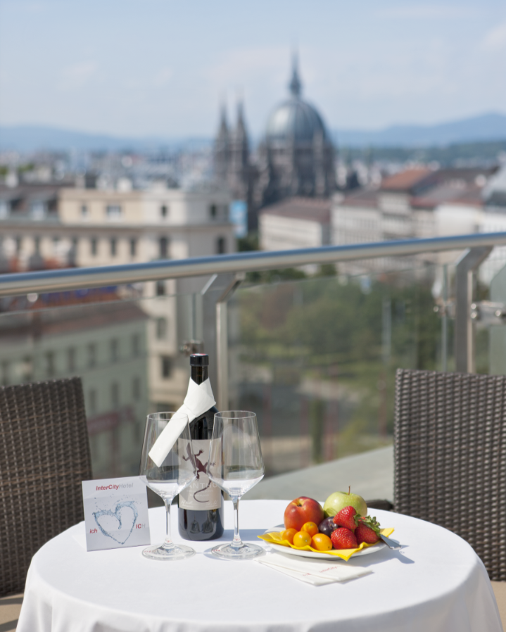 IntercityHotel's tweet photo. Stellt Euch ein spontanes Wochenende 🗓 in Wien und ein Frühstück mit diesem Ausblick vor! 🌇 in Unserem IntercityHotel werdet Ihr nicht nur einen schönen Ausblick, sondern auch einen tollen Aufenthalt haben. 😉 #immerindercity https://t.co/dnVpHYosvj