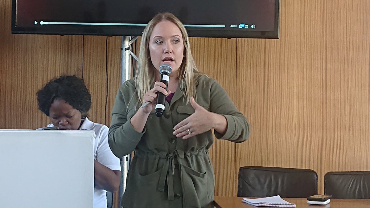 zikomenard's tweet image. Masterclass continues and Robyn Kriel is now helping journos on how to tackle challenges they are facing in covering news. #Shoko2019 #hubunconference @TheFeedZW @CdeTseisi @Nikki_zw @takawirasam