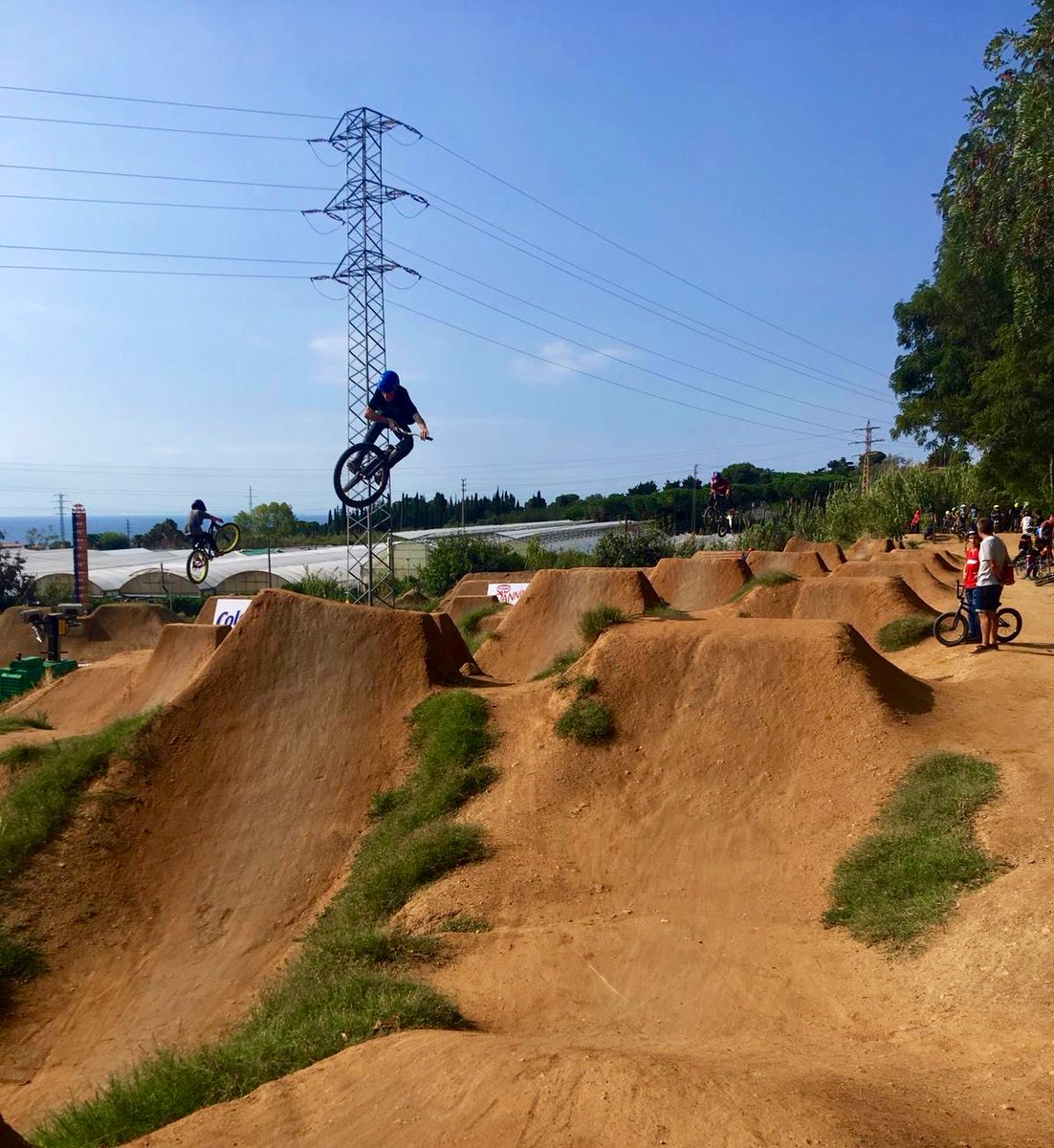 triadojosep's tweet photo. Si us agraden les emocions fortes i els esports extrems heu d’acostar-vos al #happyrideweekend de #premiàdedalt a @LaPomaBikePark. Avui estem descobrint els riders més petits. Brutal! https://t.co/Ge3xn4mSYL