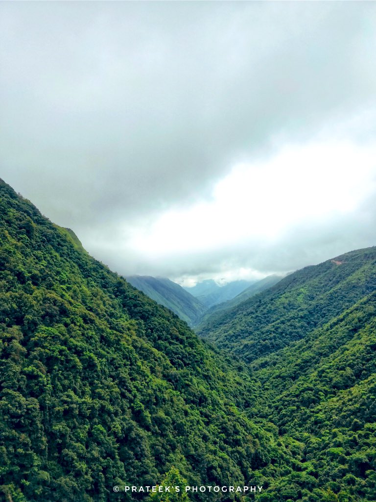  #MeghalayaThreadMidday quick lunch at Mawkdok Dympep Valley, the entry to Cherrapunjee. A little climb down till the view point has spectacular views of the valley.On the way back, same place is filled with clouds and resembled a mystic kingdom. #ମେଘାଳୟଡାଇରି  #MeghalayaDiary