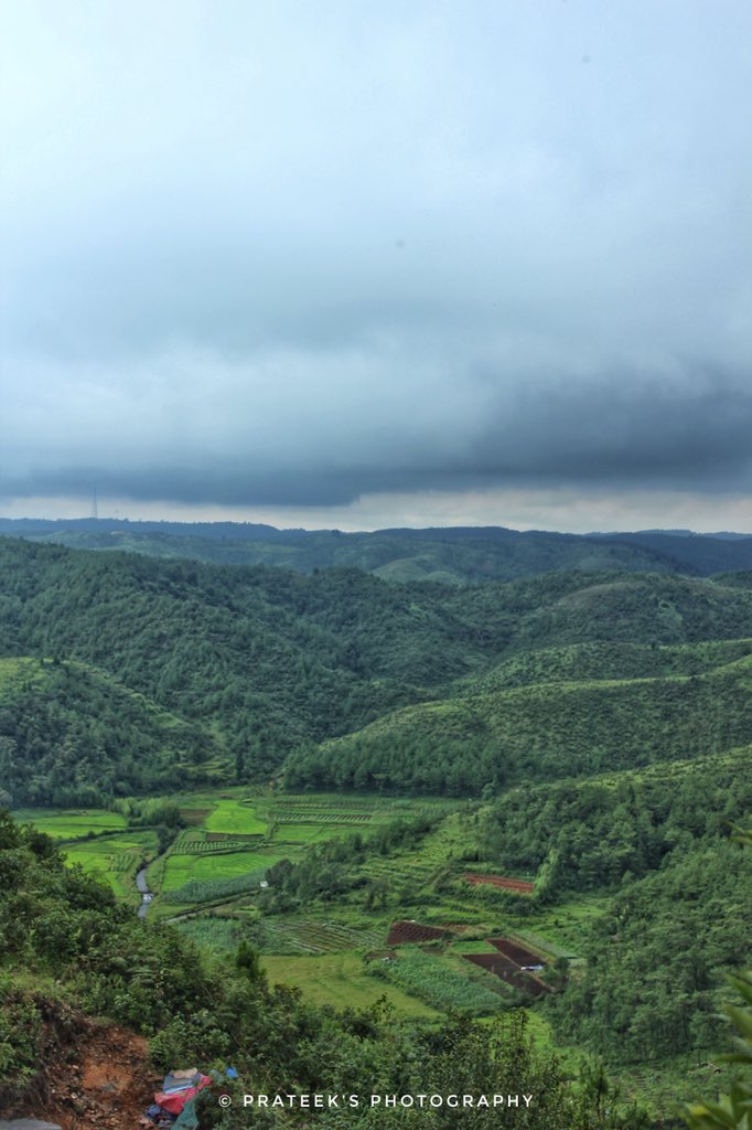  #MeghalayaThreadMidday quick lunch at Mawkdok Dympep Valley, the entry to Cherrapunjee. A little climb down till the view point has spectacular views of the valley.On the way back, same place is filled with clouds and resembled a mystic kingdom. #ମେଘାଳୟଡାଇରି  #MeghalayaDiary