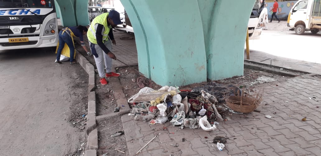 Let us be the change that we want to see in the city! Glimpses from today morning's cleaning programme held at Agara flyover with the collaboration from BBMP and KPMG Global services People have come together to keep the city clean.Towards a 
#SwachhaSundaraBengaluru #BBMP #SWM